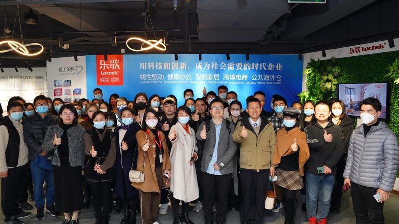 服装质量是决定销售成功的关键因素。在选择厂家时，可以从以下几个方面考察：